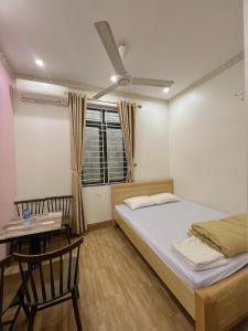 - une chambre avec un lit, une table et une fenêtre dans l'établissement The Mountain View Homestay, à Ninh Binh