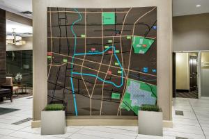 um mural de parede num átrio com um mapa em TownePlace Suites by Marriott San Antonio Downtown Riverwalk em San Antonio