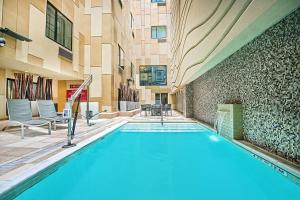 - une piscine au milieu d'un bâtiment dans l'établissement TownePlace Suites by Marriott San Antonio Downtown Riverwalk, à San Antonio