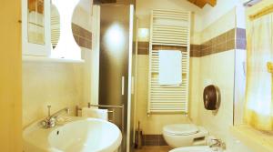 A bathroom at Bellaguarda ROOMS 10min da Tirano