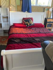 מיטה או מיטות בחדר ב-Mitchell Off-Grid Glamping Cottage