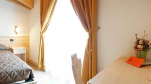 A bed or beds in a room at Bellaguarda ROOMS 10min da Tirano