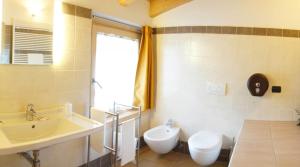 A bathroom at Bellaguarda ROOMS 10min da Tirano