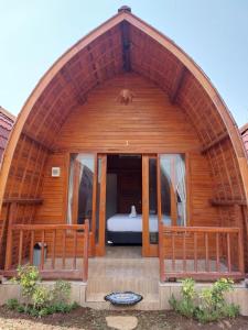 烏魯瓦圖的住宿－Les Chalets Pecatu，一间大型木制客房,内设一张床