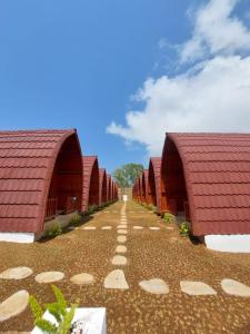 ウルワツにあるLes Chalets Pecatuの未舗装路の赤い屋根の列