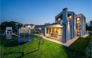 una casa con un parque infantil en el patio en Villa Nobu, en Pula