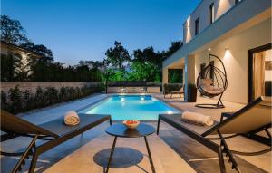 una piscina en el patio trasero de una casa en Villa Nobu, en Pula