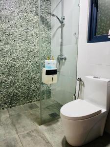 クチンにあるD Beep Beep Homestay Vivacity Homestayのバスルーム(トイレ、ガラス張りのシャワー付)