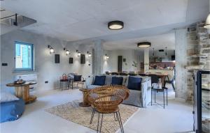 sala de estar con sofá y mesa en Villa Casa Jovanin en Motovun