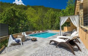 un patio trasero con piscina y sillas junto a una casa en Villa Casa Jovanin en Motovun