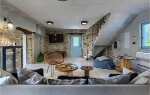 sala de estar con sofá y mesa en Villa Casa Jovanin en Motovun