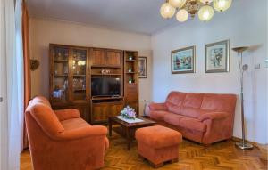 sala de estar con 2 sillas y sofá en Villa David, en Poreč
