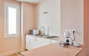 Η κουζίνα ή μικρή κουζίνα στο Cozy Apartment In Cádiz With Wifi