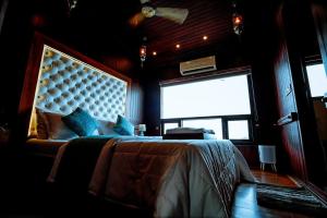 Why Not Houseboat客房内的一张或多张床位