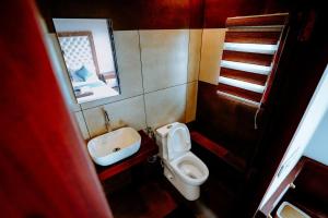 Why Not Houseboat的一间浴室