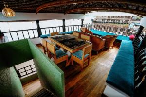 阿勒皮Why Not Houseboat的船上配有桌椅的房间