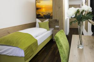 Tempat tidur dalam kamar di Hotel Rheingold