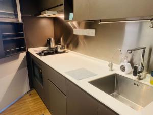 Kuchyň nebo kuchyňský kout v ubytování Ceylonz Suites by ROOMY