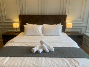 Postel nebo postele na pokoji v ubytování Ceylonz Suites by ROOMY