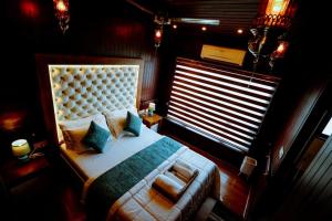 Why Not Houseboat客房内的一张或多张床位