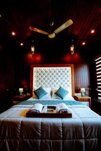 Why Not Houseboat客房内的一张或多张床位