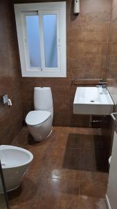 bagno con servizi igienici e lavandino di Home & Away a Palma de Mallorca