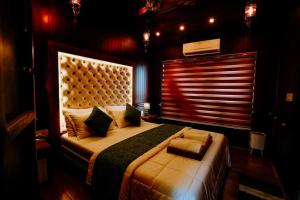 Why Not Houseboat客房内的一张或多张床位
