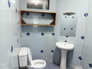 La salle de bains est pourvue de toilettes et d'un lavabo. dans l'établissement Mombasa , Kenya 2 bedroom Master Ensuite, à Mombasa