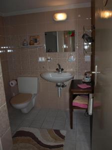 W łazience znajduje się umywalka, toaleta i umywalka. w obiekcie Al Piazzo 414 w mieście Brusio