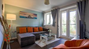 sala de estar con sofá y TV en SOUTHAMPTON Central Apartments - Wise Stays, en Southampton