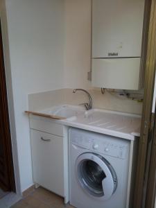 a washer and dryer in a small room at Le Giarette in Cefalù