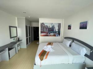 1 dormitorio con 1 cama blanca grande. en Toto Residence, en Ao Nang Beach