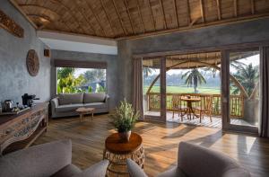 un soggiorno con divano e tavolo di TheWakanda Resort A Pramana Experience ad Ubud