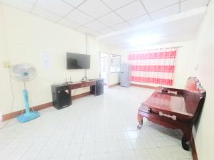 TV a/nebo společenská místnost v ubytování Mae Rampung Beach House คาราโอเกะและสระเด็ก
