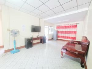 TV a/nebo společenská místnost v ubytování Mae Rampung Beach House คาราโอเกะและสระเด็ก