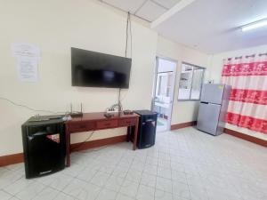 TV a/nebo společenská místnost v ubytování Mae Rampung Beach House คาราโอเกะและสระเด็ก