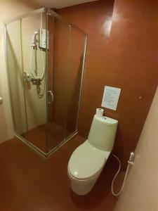 y baño con aseo y ducha. en Toto Residence, en Ao Nang Beach