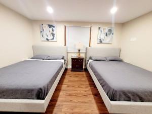 twee bedden naast elkaar in een slaapkamer bij First floor Buffalo/Niagara Apt close to stadium in Depew