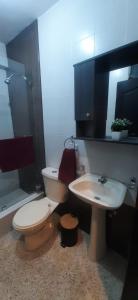 y baño con aseo y lavamanos. en DEPARTAMENTO EN PLENO CENTRO DE GUAYAQUIL, en Guayaquil
