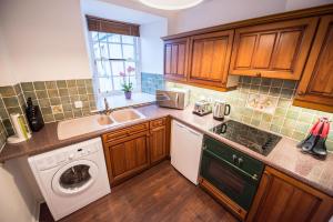 A kitchen or kitchenette at The Mill Inn Apartments 