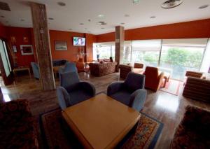 una sala de estar con una mesa y sillas en Hotel Estrella Norte, en Isla