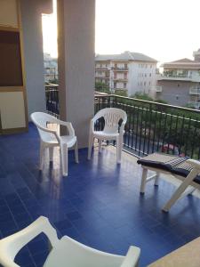 a balcony with two chairs and a bench on a balcony at Le Giarette in Cefalù