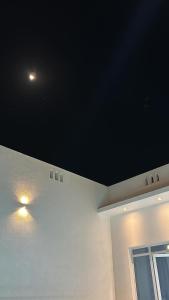 a room with a black ceiling and a window at Monsoon Chalet - شاليه المونسون in Junayz al Janūbī