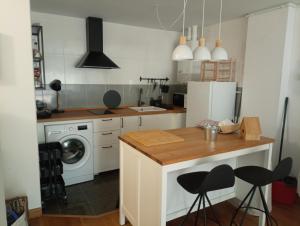 een keuken met een aanrecht en een wasmachine en droger bij Apartamento con terraza in Comillas