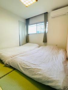 Giường trong phòng chung tại 大阪楓晴101