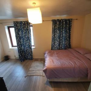 Large Room with Living Dining Rm Sleeps 4 People Free Car Parking Easy Access To Central London, O2 & Excel
