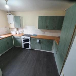 Large Room with Living Dining Rm Sleeps 4 People Free Car Parking Easy Access To Central London, O2 & Excel