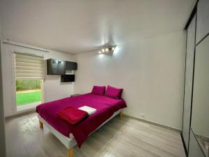 una camera da letto con un letto con lenzuola viola e una finestra di Modern Fully furnished Loft In Ermont a Ermont