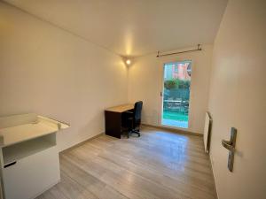 un ufficio vuoto con scrivania e finestra di Modern Fully furnished Loft In Ermont a Ermont