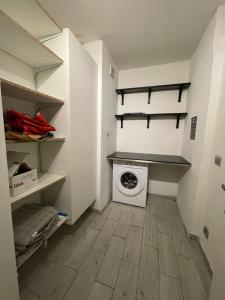 una lavanderia con lavatrice e asciugatrice di Modern Fully furnished Loft In Ermont a Ermont